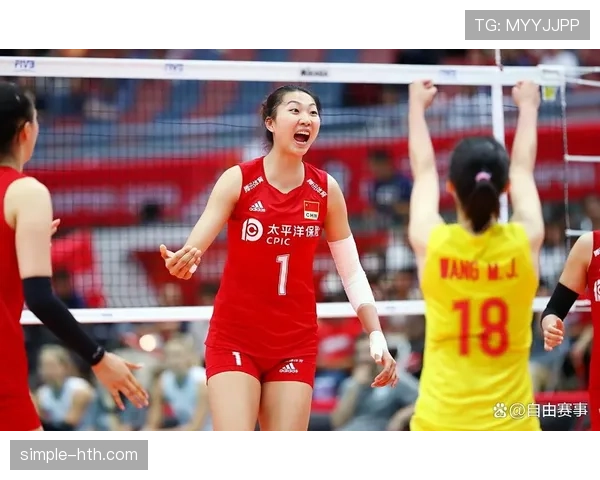 袁心玥训练房里铁人，机场拎着能买车的包，普通人看了直接懵