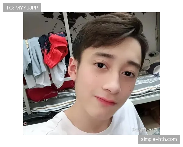 练俊杰训练完直接啃鸡腿？这自律人设有点扛不住啊